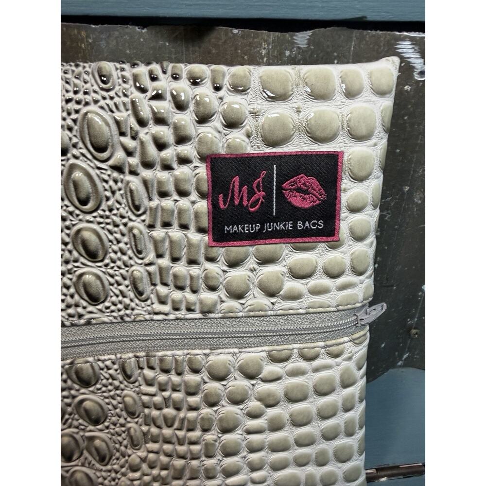 Makeup Junkie Bags Bubble Gator Greytor Medium 8”x11” Lay Flat Zippered Bag - Picture 3 of 5